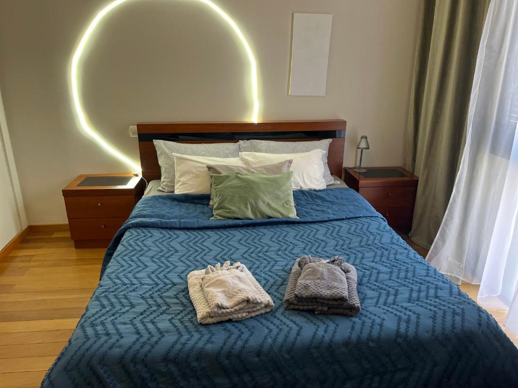 Bedroom with double bed and fresh towels